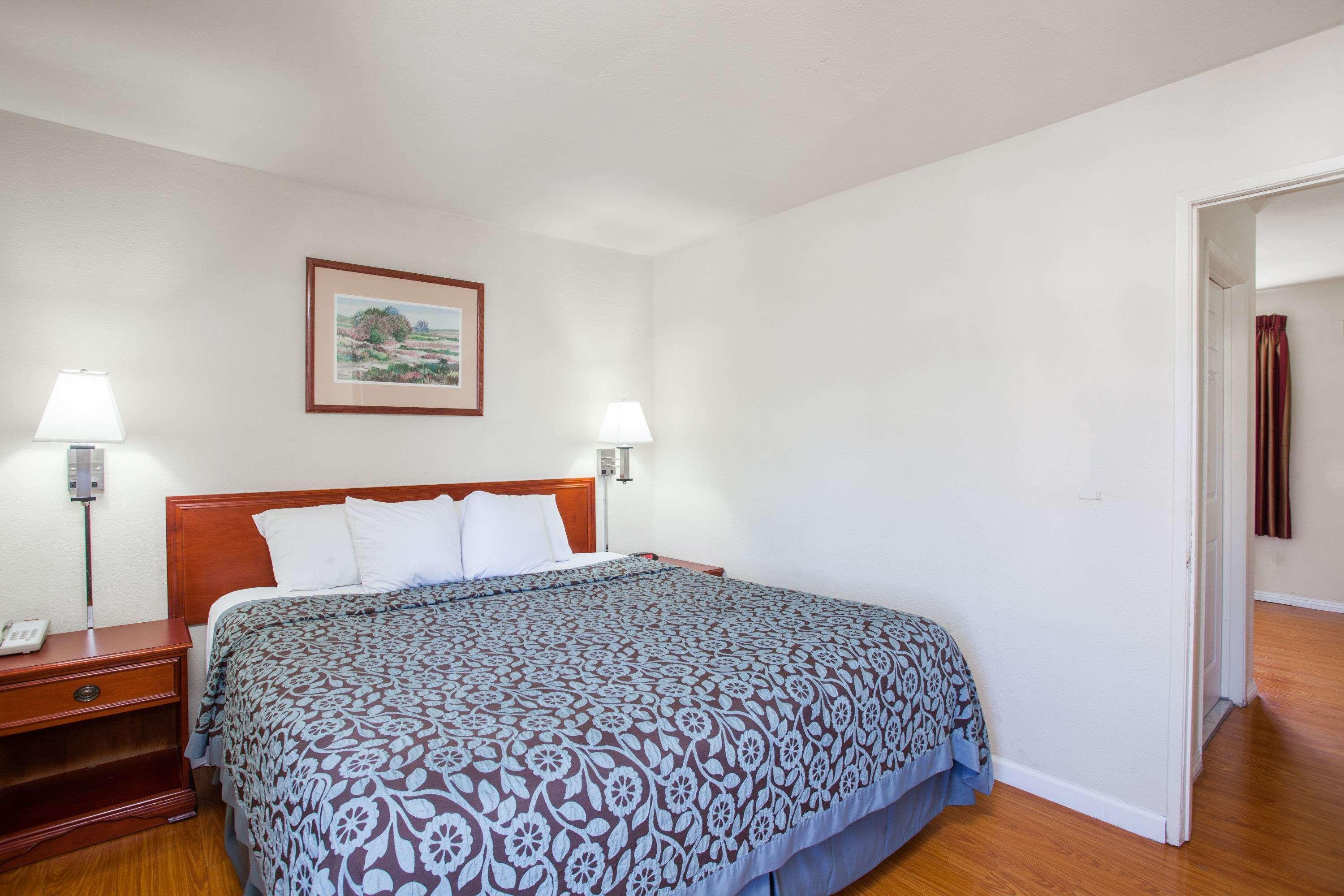 Days Inn By Wyndham Orange Anaheim Exterior photo