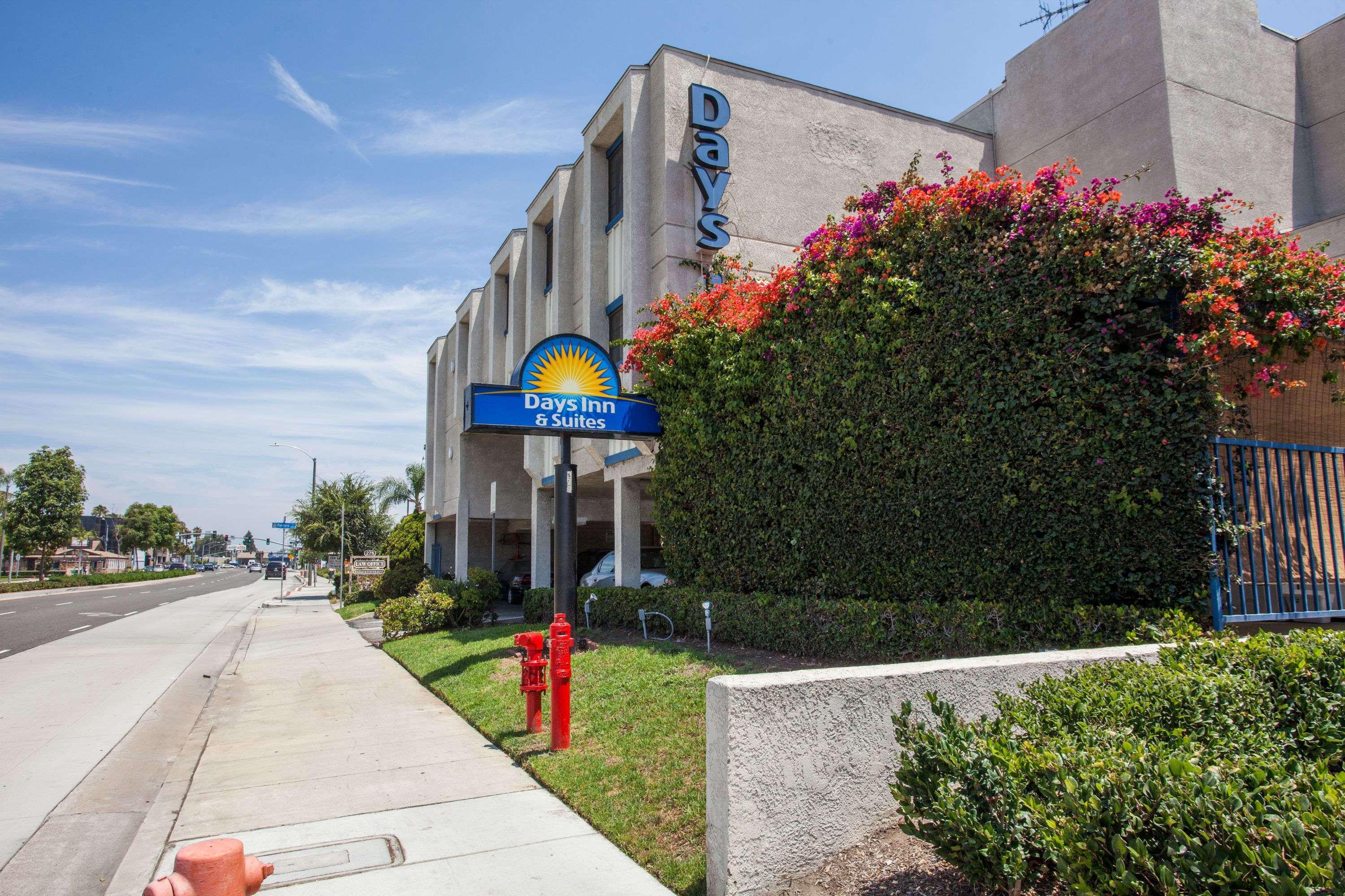 Days Inn By Wyndham Orange Anaheim Exterior photo